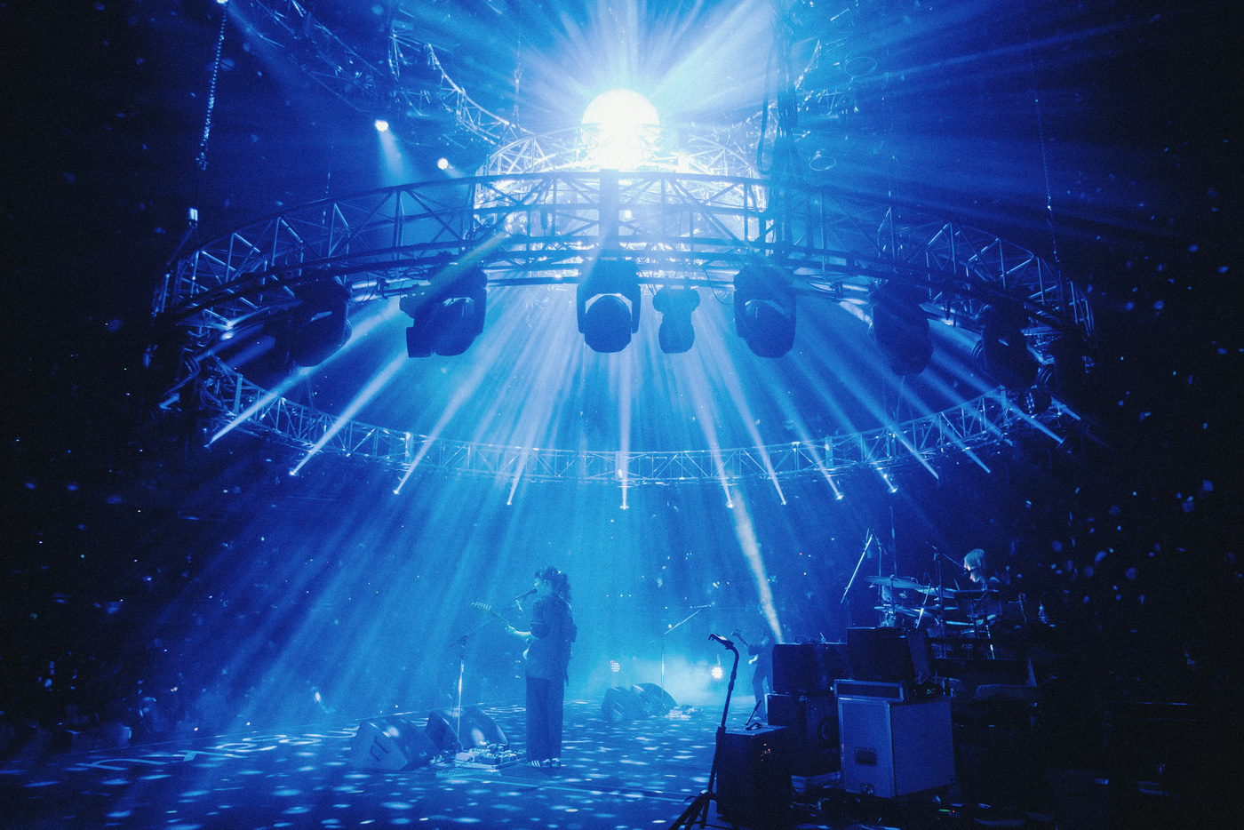 次は羊文学の番だ――ネトフリドラマ主題歌「Dogs」で飛躍を遂げる羊文学、その海外での可能性を切り拓く「オルタナティブ精神」とは