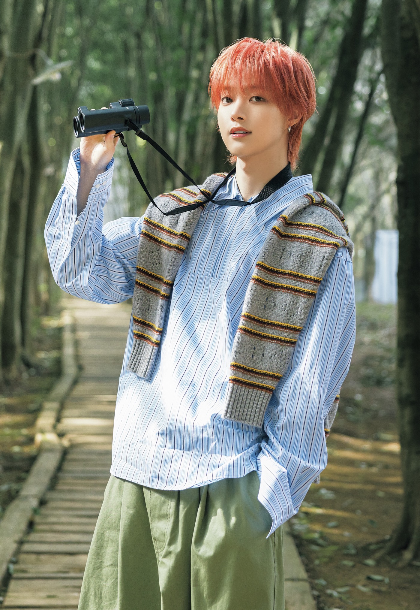 &TEAM・EJ『Oggi』に登場！鮮やかな赤髪が映える森の中で“理想の休日”を満喫