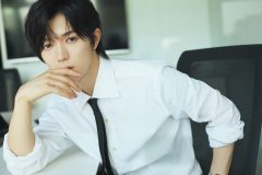 Travis Japan七五三掛龍也、白シャツ＆黒ネクタイのスーツショット公開！「実際に会社員として働いたらこんな感じかな？」