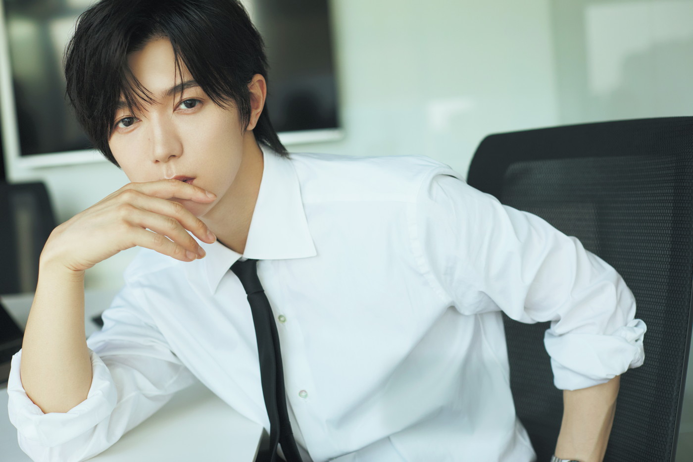 Travis Japan七五三掛龍也、白シャツ＆黒ネクタイのスーツショット公開！「実際に会社員として働いたらこんな感じかな？」