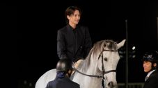 山下智久が地元・船橋を代表する名馬と共演！騎乗シーンの撮影では「白馬の王子様みたい」「神々しい」 - 画像一覧（11/14）