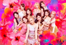 西野カナ×NiziU コラボビジュアル解禁！Y2K初頭を彷彿とさせるキラキラでトロピカルな衣装で登場