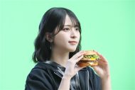 イコラブ佐々木舞香がマクドナルドのCMに初出演！堺雅人と初共演し、頑張る大人が“今日をやりきった“ご褒美で「サムライマック」に食らいつく - 画像一覧（18/24）