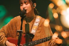幾田りら、ギター1本路上ライブから活動をスタートした原点を感じられるライブ映像の全編配信決定