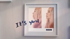 AI、新曲「It’s You」のリリックビデオを公開！大切な人との思い出の写真が使用された映像に - 画像一覧（1/3）