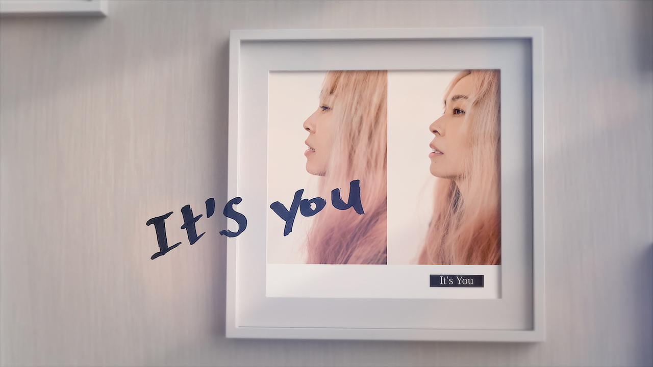 AI、新曲「It’s You」のリリックビデオを公開！大切な人との思い出の写真が使用された映像に