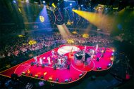 小泉今日子、還暦記念ツアーで自身初となる武道館公演大成功！5月4日リリースの新曲「バディ」も披露 - 画像一覧（4/9）