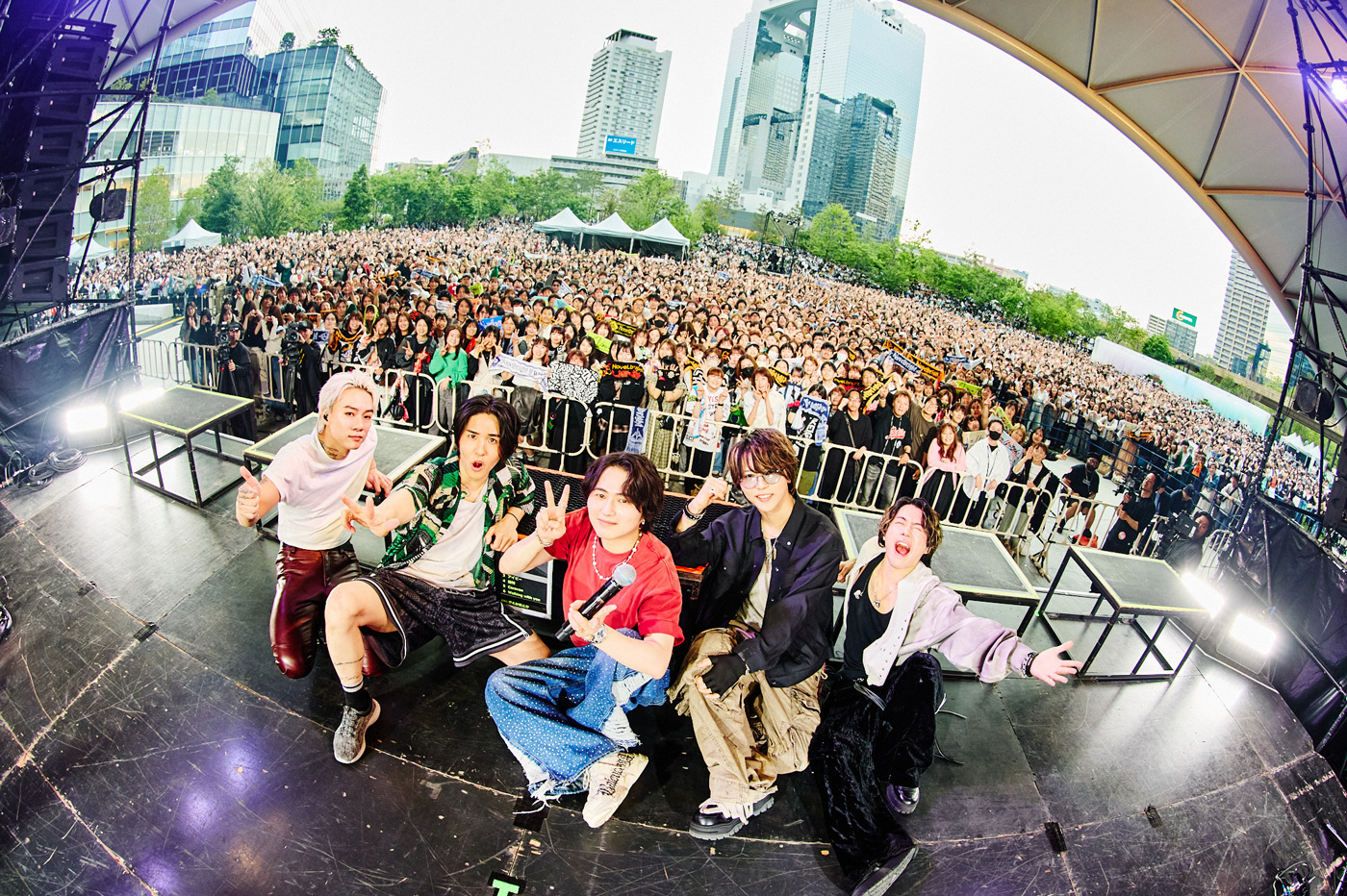 【ライブレポート】Novelbrightの大阪フリーライブに1.5万人が集結！「大阪人は無料が好きですから（笑）。一緒です、僕らも関西人なので」 - 画像一覧（2/9）