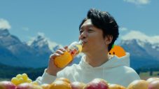 香取慎吾が果実のキャラクターたちと丘を駆け下りる！もし生まれ変わるなら「ちょっとシャイなマンゴー」 - 画像一覧（2/2）