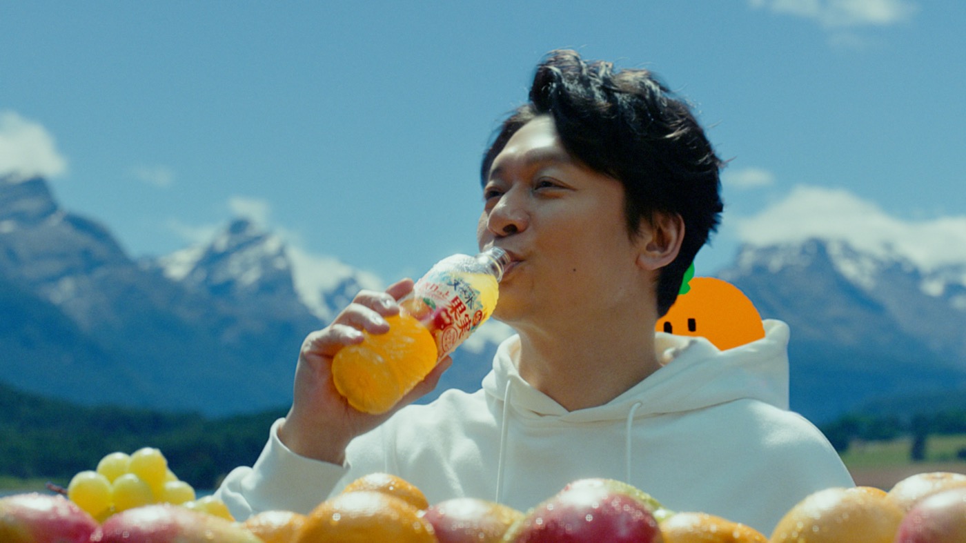 香取慎吾が果実のキャラクターたちと丘を駆け下りる！もし生まれ変わるなら「ちょっとシャイなマンゴー」