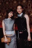 のん×齋藤飛鳥、クールさとモード感が際立つお腹チラ見せmiumiuコーデショット公開にファン歓喜