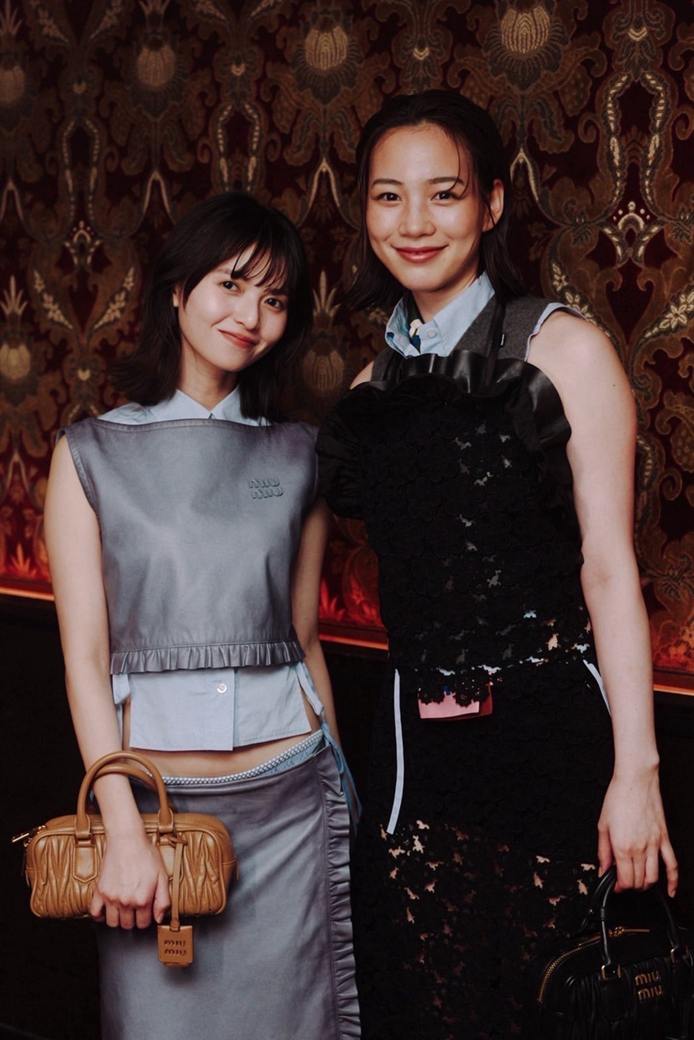 のん×齋藤飛鳥、クールさとモード感が際立つお腹チラ見せmiumiuコーデショット公開にファン歓喜