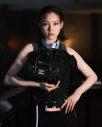 のん×齋藤飛鳥、クールさとモード感が際立つお腹チラ見せmiumiuコーデショット公開にファン歓喜 - 画像一覧（2/7）