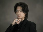 Number_i神宮寺勇太、自ら描いたスケッチをもとにミキモトのハイジュエリーオーダーを体験 - 画像一覧（1/11）