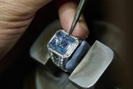 Number_i神宮寺勇太、自ら描いたスケッチをもとにミキモトのハイジュエリーオーダーを体験 - 画像一覧（9/11）