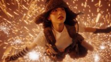 俳優・出口夏希がワイヤーアクションを熱演！Vaundy、月9ドラマ『サバ缶、宇宙へ行く』主題歌「イデアが溢れて眠れない」MV公開 - 画像一覧（1/3）