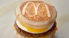 岡田准一×山田杏奈、目指すはCDデビュー!?朝マック新TVCMで「グリドルとコーヒーのように“いい関係”に」 - 画像一覧（7/14）