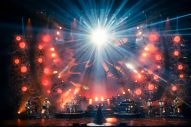 【ライブレポート】米国人ライターが観た、松任谷由実最新ライブ。「このツアーが強く印象付けるのは、創作衝動に突き動かされる人間からしか生まれない創造性だ」 - 画像一覧（2/10）