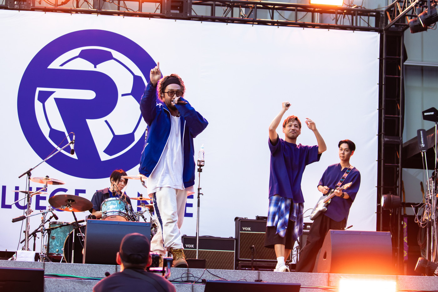 【ライブレポート】ORANGE RANGE“BLUEGE RANGE”と名前を変え、新宿歌舞伎町で一夜限りのゲリラライブ敢行