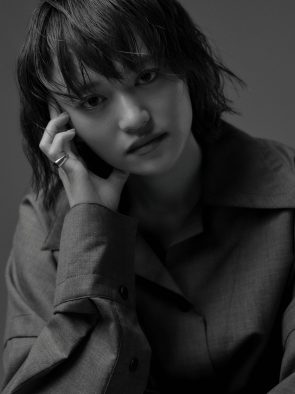 iri、新曲「Crunchy」の軽やかに泳いでいくような感覚をもつ世界観を映像で表現したMV公開