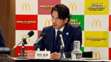 「絶対に、食べる。」岡田准一が“岡田監督”としてマクドナルド「VIVA！ワールドマック」TVCMで“代表メンバー”を発表 - 画像一覧（1/6）