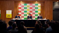 「絶対に、食べる。」岡田准一が“岡田監督”としてマクドナルド「VIVA！ワールドマック」TVCMで“代表メンバー”を発表 - 画像一覧（3/6）