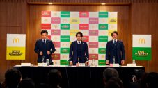 「絶対に、食べる。」岡田准一が“岡田監督”としてマクドナルド「VIVA！ワールドマック」TVCMで“代表メンバー”を発表 - 画像一覧（4/6）