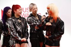 HANA、ゴージャスな『MAJ』コーデをSNSで公開！当日の囲み取材では、MAHINAがトロフィーを手にして「うわーっ！重い！」