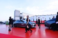 HANA、ゴージャスな『MAJ』コーデをSNSで公開！当日の囲み取材では、MAHINAがトロフィーを手にして「うわーっ！重い！」 - 画像一覧（5/15）