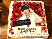 INI尾崎匠海、ドラマ撮影現場でのサプライズバースデーに最高の笑顔！「心の準備していなかったです！」 - 画像一覧（1/2）