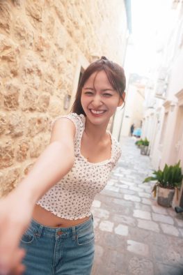 乃木坂46金川紗耶1st写真集『好きのグラデーション』全国10店舗でパネル展の開催が決定！  “彼女感”が凝縮された先行カット第8弾も解禁