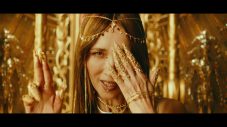 バキバキ腹筋の工藤静香が女王に扮しラップを披露する新曲「Dynamic」MV公開 - 画像一覧（1/6）