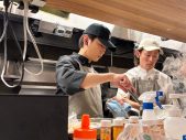 亀梨和也、宇野昌磨が『櫻井・有吉THE夜会SP』で人生初バイト！慣れない接客に大苦戦 - 画像一覧（1/9）