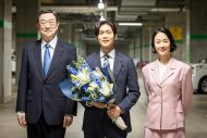 松下洸平、黒木華主演ドラマ『銀河の一票』クランクアップ！「筋トレのように、“お芝居の筋肉”をたくさんつけられる現場」 - 画像一覧（1/7）