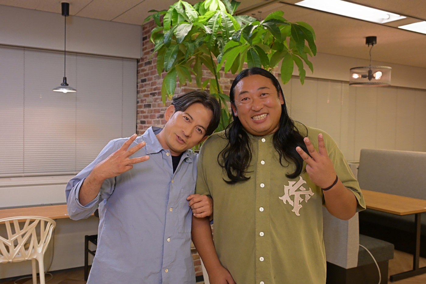 岡田准一×ロバート秋山竜次の仲良しコンビが「成田空港」の知られざる裏側に迫る！麻薬探知犬VS秋山のクンクンバトルも勃発