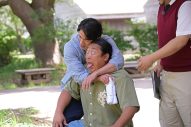 岡田准一×ロバート秋山竜次の仲良しコンビが「成田空港」の知られざる裏側に迫る！麻薬探知犬VS秋山のクンクンバトルも勃発 - 画像一覧（2/5）