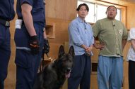 岡田准一×ロバート秋山竜次の仲良しコンビが「成田空港」の知られざる裏側に迫る！麻薬探知犬VS秋山のクンクンバトルも勃発 - 画像一覧（3/5）