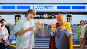 M!LK佐野勇斗、初出演のからあげクンCMで「爆裂うめぇ～!!」と大興奮！覆面ヒーロー姿の梅沢富美男と共演