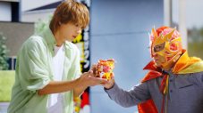 M!LK佐野勇斗、初出演のからあげクンCMで「爆裂うめぇ～!!」と大興奮！覆面ヒーロー姿の梅沢富美男と共演 - 画像一覧（2/32）