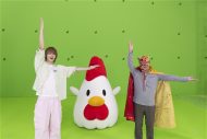 M!LK佐野勇斗、初出演のからあげクンCMで「爆裂うめぇ～!!」と大興奮！覆面ヒーロー姿の梅沢富美男と共演 - 画像一覧（3/32）