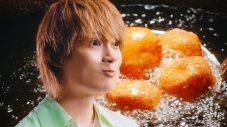 M!LK佐野勇斗、初出演のからあげクンCMで「爆裂うめぇ～!!」と大興奮！覆面ヒーロー姿の梅沢富美男と共演 - 画像一覧（11/32）