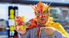 M!LK佐野勇斗、初出演のからあげクンCMで「爆裂うめぇ～!!」と大興奮！覆面ヒーロー姿の梅沢富美男と共演 - 画像一覧（13/32）
