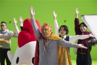 M!LK佐野勇斗、初出演のからあげクンCMで「爆裂うめぇ～!!」と大興奮！覆面ヒーロー姿の梅沢富美男と共演 - 画像一覧（19/32）