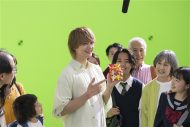 M!LK佐野勇斗、初出演のからあげクンCMで「爆裂うめぇ～!!」と大興奮！覆面ヒーロー姿の梅沢富美男と共演 - 画像一覧（22/32）