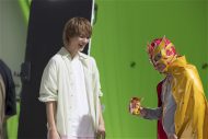 M!LK佐野勇斗、初出演のからあげクンCMで「爆裂うめぇ～!!」と大興奮！覆面ヒーロー姿の梅沢富美男と共演 - 画像一覧（25/32）