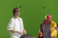 M!LK佐野勇斗、初出演のからあげクンCMで「爆裂うめぇ～!!」と大興奮！覆面ヒーロー姿の梅沢富美男と共演 - 画像一覧（26/32）