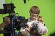 M!LK佐野勇斗、初出演のからあげクンCMで「爆裂うめぇ～!!」と大興奮！覆面ヒーロー姿の梅沢富美男と共演 - 画像一覧（27/32）