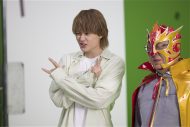 M!LK佐野勇斗、初出演のからあげクンCMで「爆裂うめぇ～!!」と大興奮！覆面ヒーロー姿の梅沢富美男と共演 - 画像一覧（30/32）