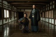 本木雅弘や菅田将暉、宮舘涼太ら出演者と黒沢清監督の魂がぶつかり合う！『黒牢城』がメイキング映像＆写真を解禁 - 画像一覧（5/10）