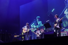 【ライブレポート】細野晴臣『WORLD HAPPINESS』で盟友・高橋幸宏へメッセージ「YMOの時、自分を助けてくれたのは幸宏だった」